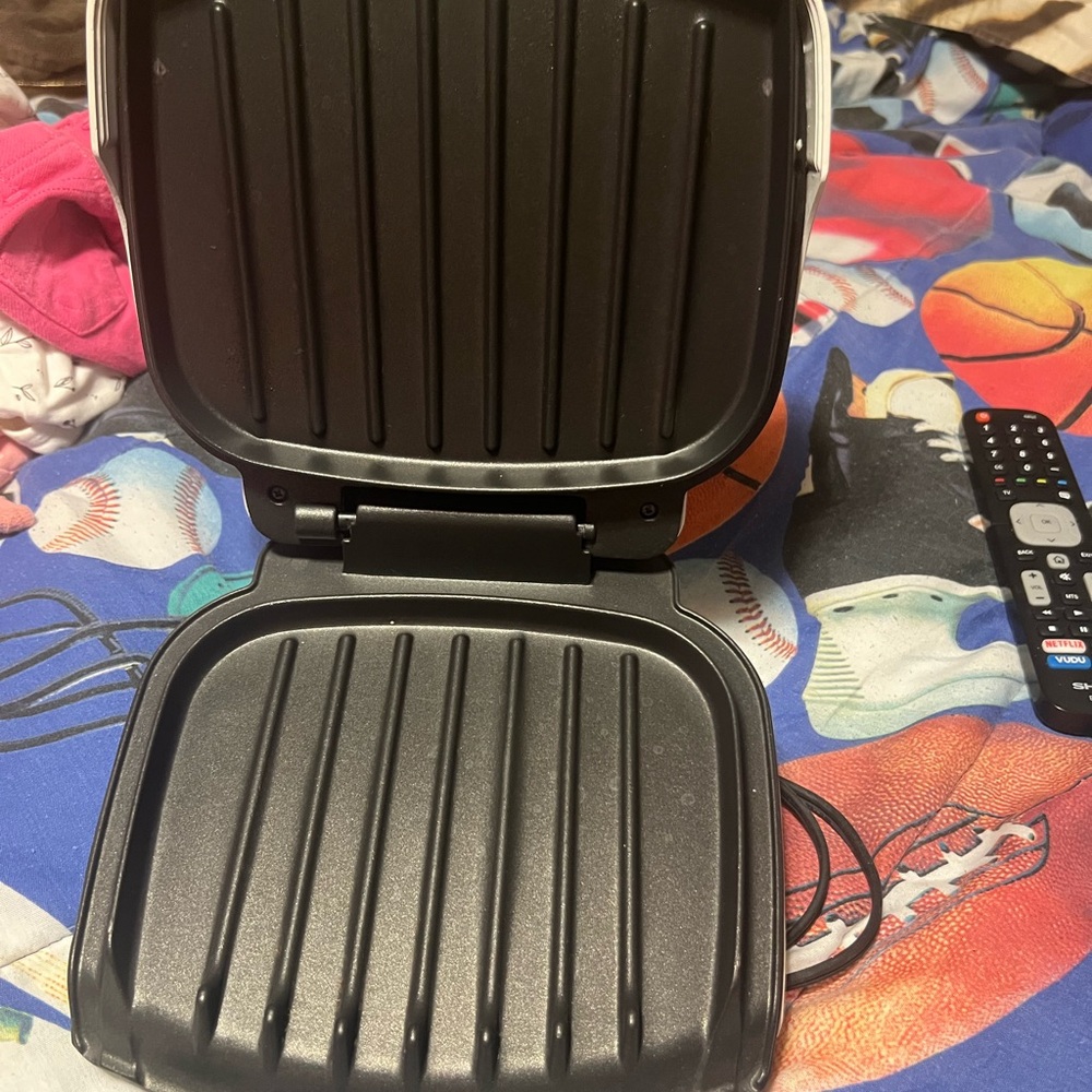 Compact White Grilling Machine - Picture 2 of 5